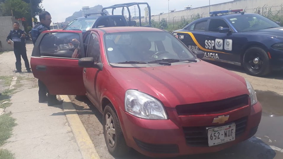 Hallan cadáver putrefacto dentro de auto en Iztapalapa