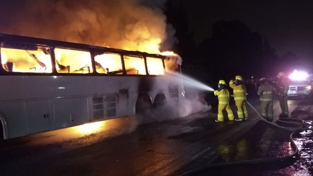Se incendia camión de pasajeros en Puebla