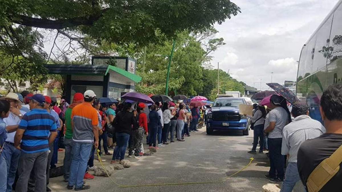 Maestros retienen camiones de empresas trasnacionales en Chiapas - camiones-maestros-tuxtla-gutierrez