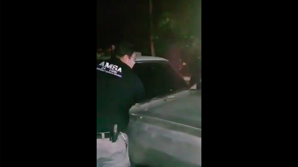 #Video Pareja deja a sus hijos encerrados en camioneta en Apodaca