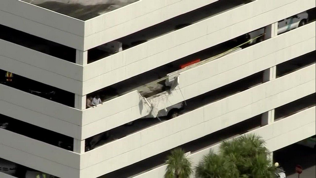 Camioneta cae cuatro pisos de estacionamiento en Miami - camioneta-aeropuerto-miami-cae-2