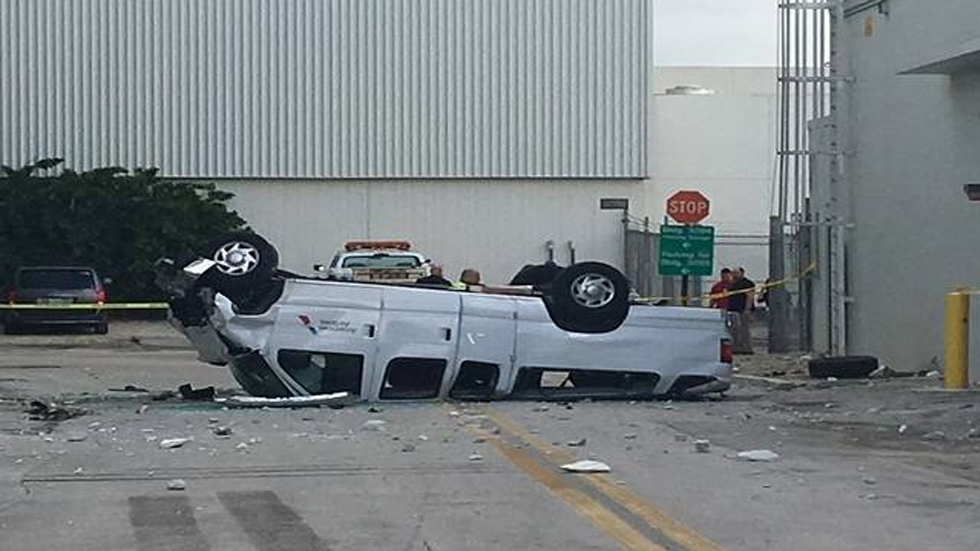 Camioneta cae cuatro pisos de estacionamiento en Miami - camioneta-aeropuerto-miami-cae-3