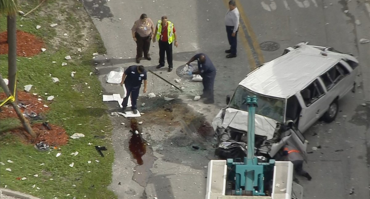 Camioneta cae cuatro pisos de estacionamiento en Miami Camioneta cae cuatro pisos de estacionamiento en Miami