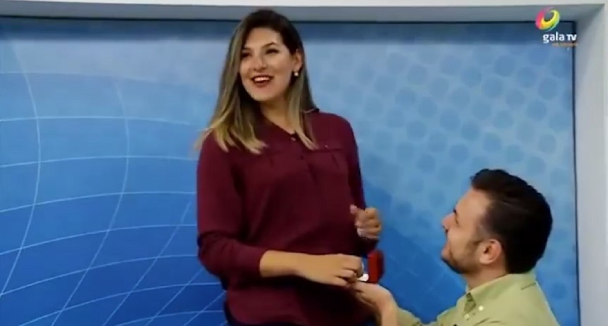 #Video Candidato propone matrimonio a conductora en vivo