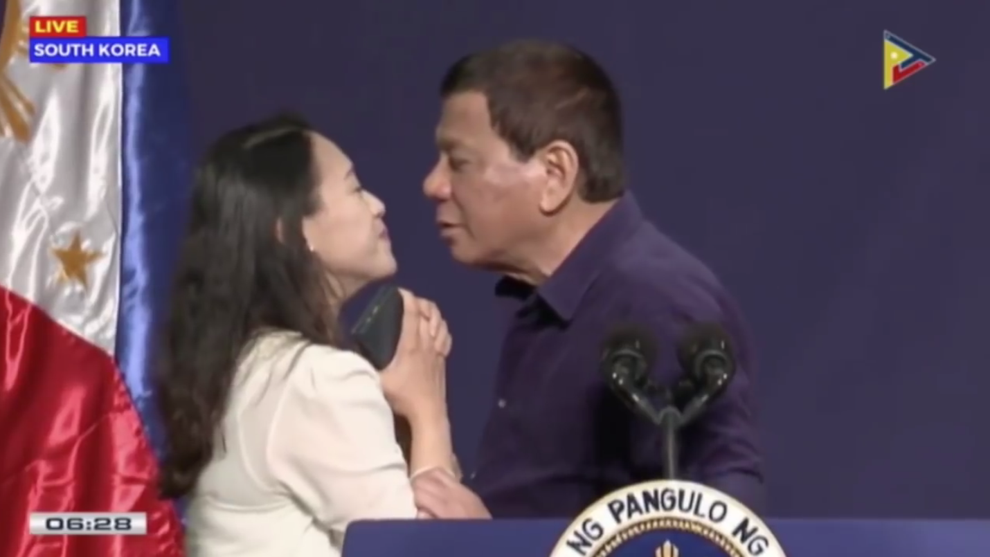 Critican a Duterte tras darle beso a joven en Seúl - captura-de-pantalla-2018-06-04-a-las-140904
