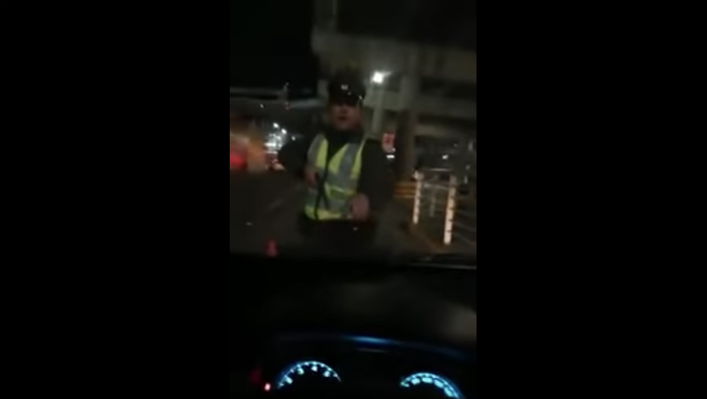 #Video Carabinero de Chile asesta dos disparos a chofer de Uber