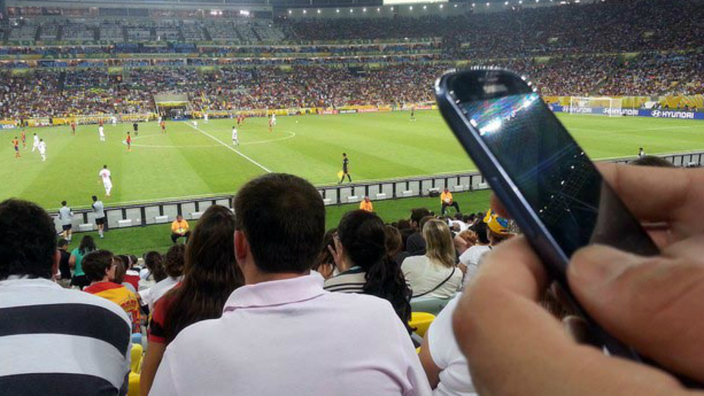 Detectan redes Wi-Fi públicas inseguras en sedes mundialistas de Rusia - celulares-estadio2
