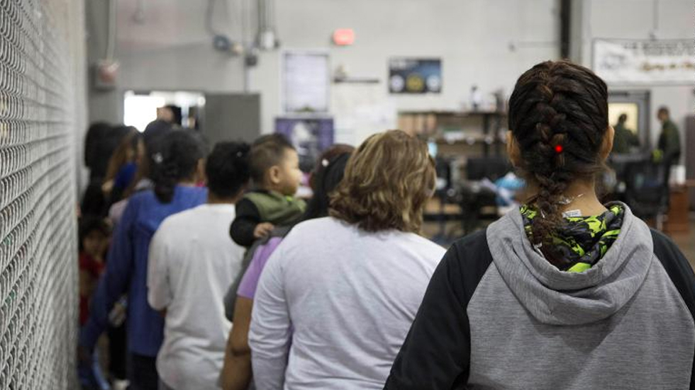 #Videos En jaulas albergan a niños y adultos migrantes detenidos en Texas