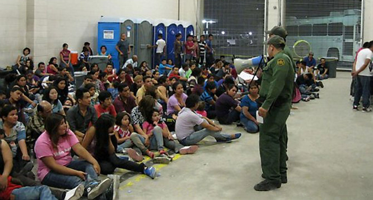 Migrantes en Texas comparten sus historias de detención