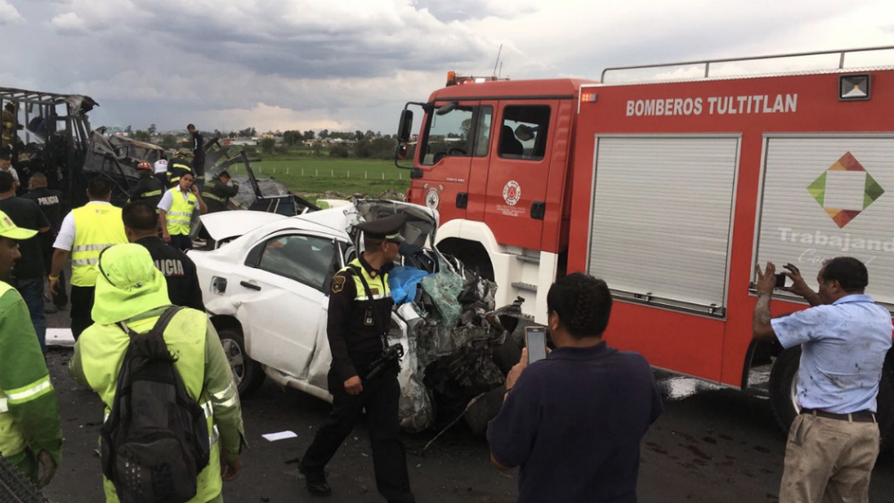 Choque deja al menos cuatro muertos en Circuito Exterior Mexiquense