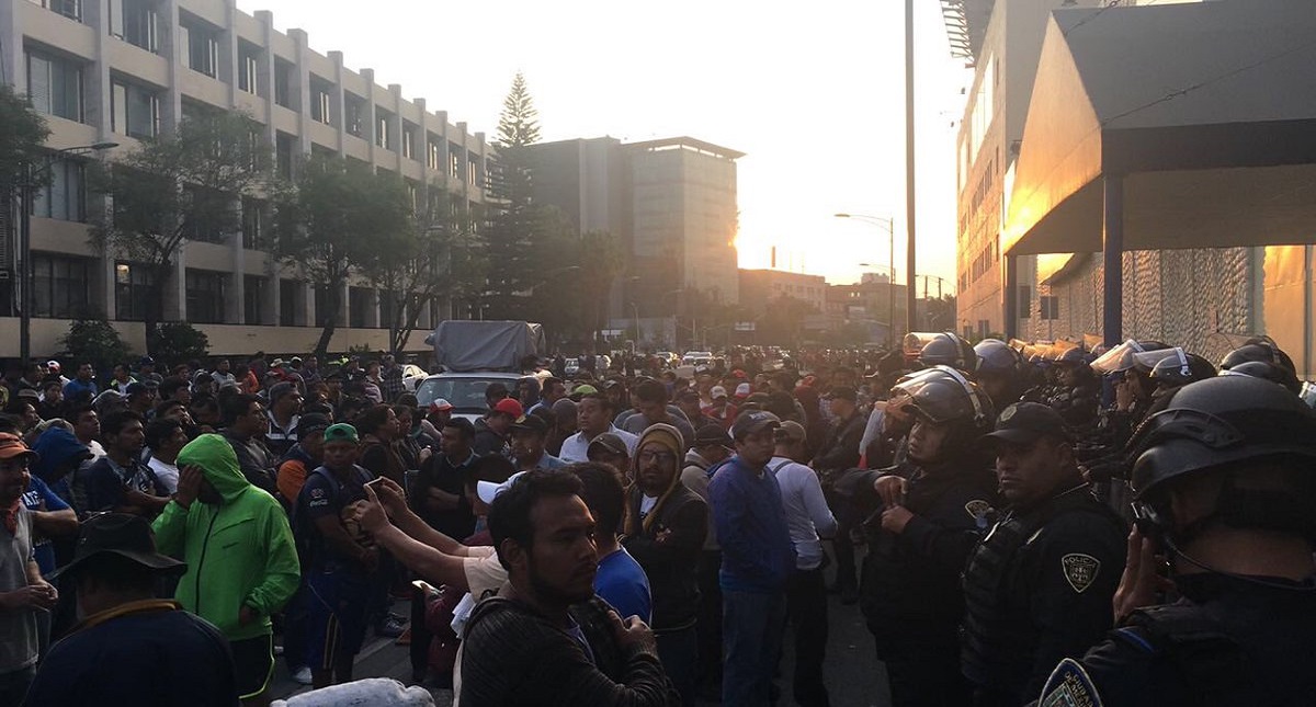 #Video CNTE bloquea Avenida Chapultepec y se enfrenta con policías