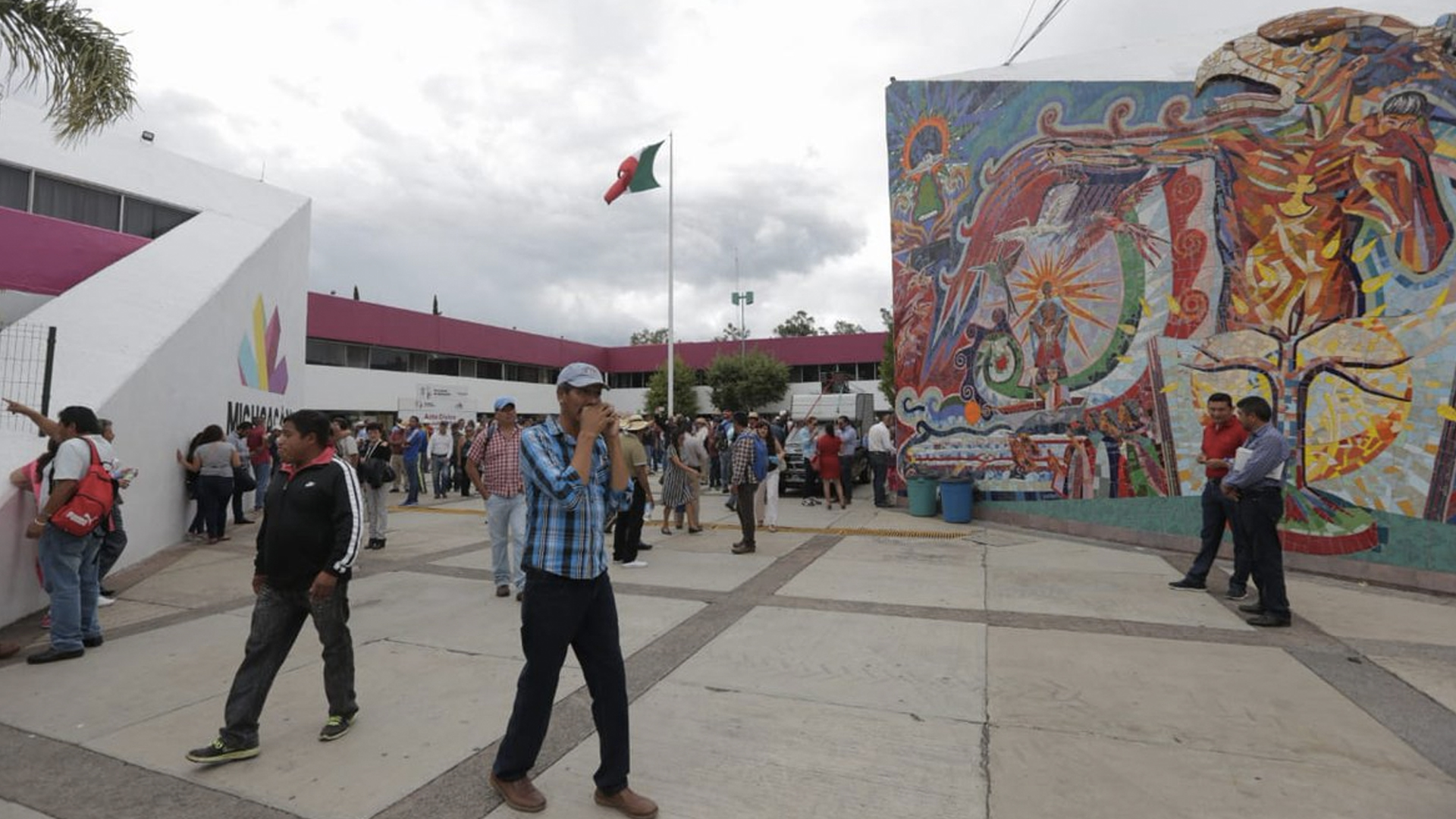 CNTE toma, con violencia, oficinas de Educación en Michoacán