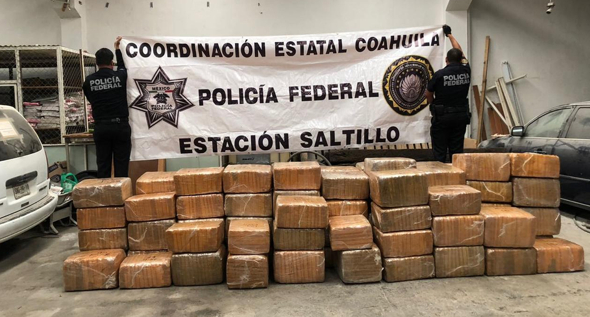 Abandonan tráiler con una tonelada de mariguana en Coahuila