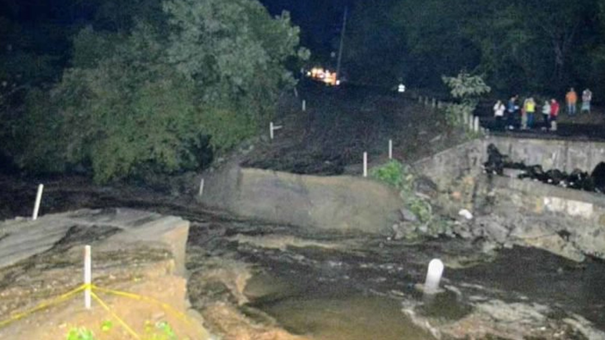 Colapsa puente por lluvias en Oaxaca