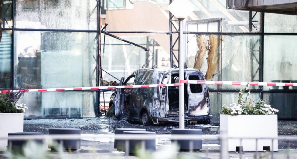 Conductor impacta con camioneta oficinas del periódico De Telegraaf