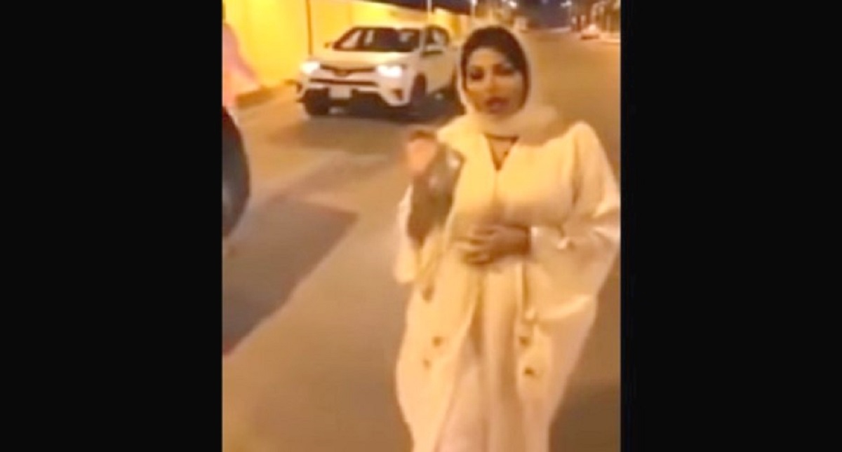 #Video Conductora huye de Arabia Saudita por usar “vestido indecente”