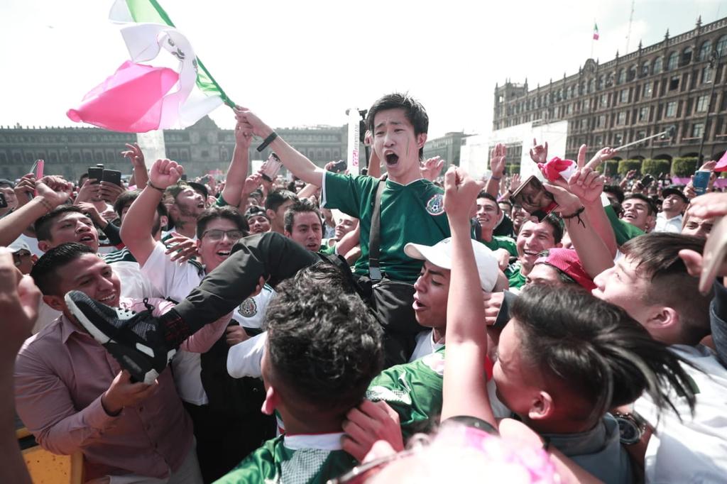 Festejos tras el pase de México a octavos de final del Mundial - coreano-zocalo