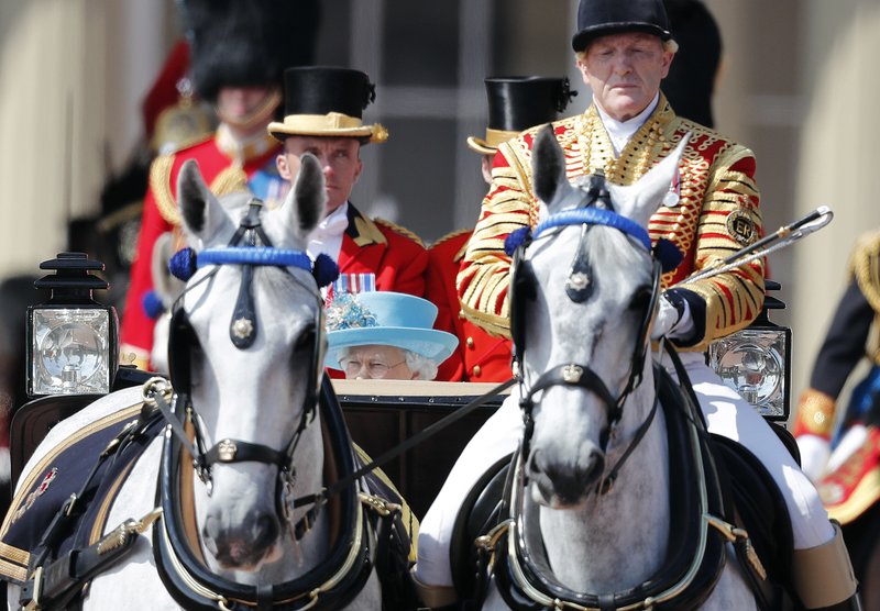 Celebran cumpleaños de Reina Isabel II con desfile militar - cumpleanos-reina-isabel3