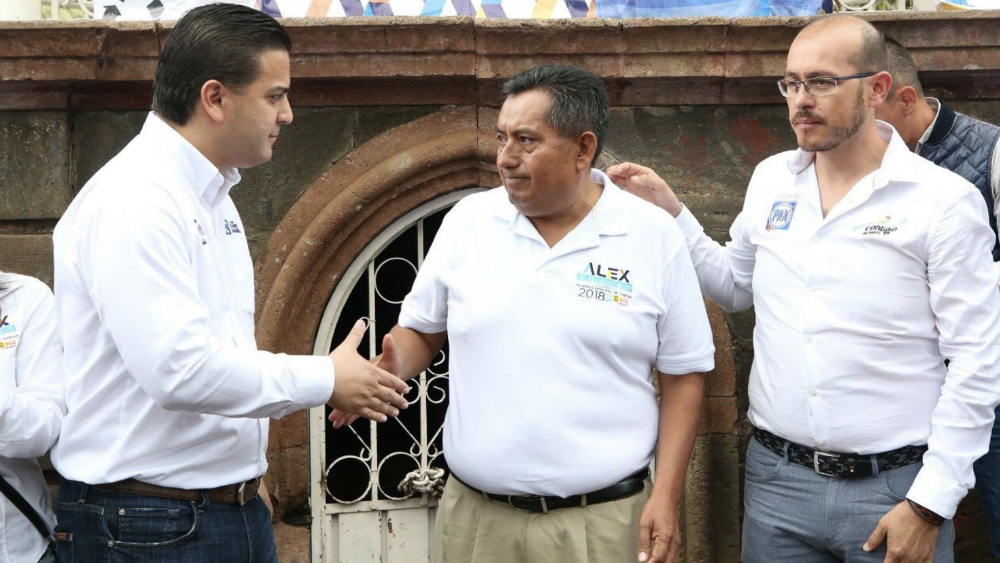 Abanderan a hermano de candidato asesinado en Michoacán