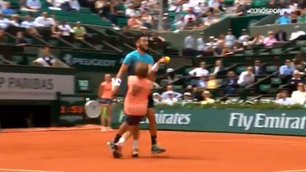 #Video Tenista arrolla a recogepelotas en Roland Garros