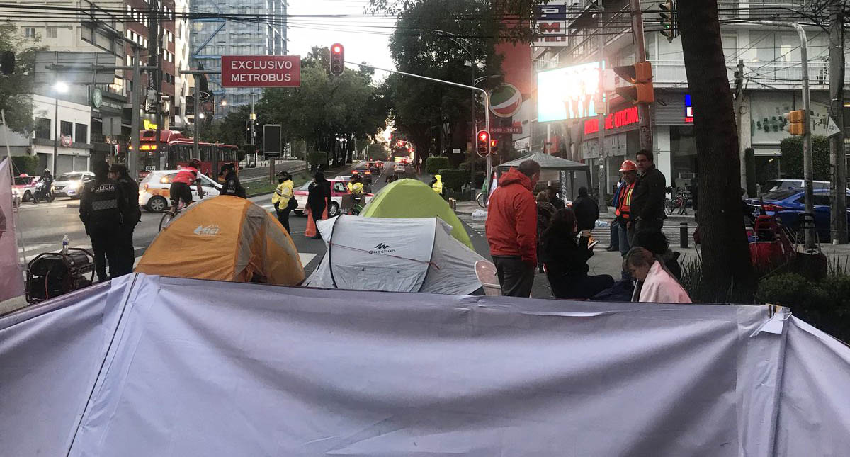Damnificados por sismo retiran bloqueo en Insurgentes y Xola - damnificados-por-sismo-llevan-17-horas-bloqueando-av-insurgentes