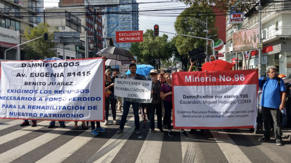 Damnificados por sismo bloquean Insurgentes; demandan certeza