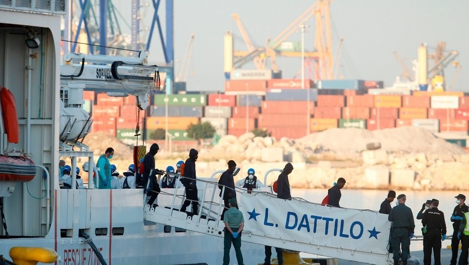 Llegan a España los primeros migrantes a bordo del Aquarius