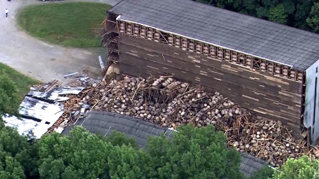 Colapsa bodega de bourbon en Kentucky, se dañan miles de barricas