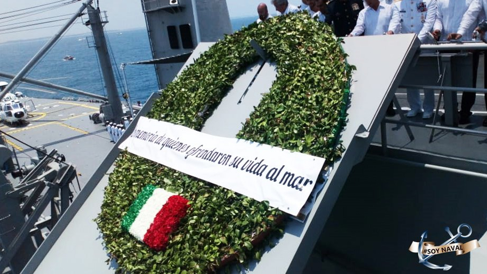 Peña Nieto honra a marinos caídos con corona de flores