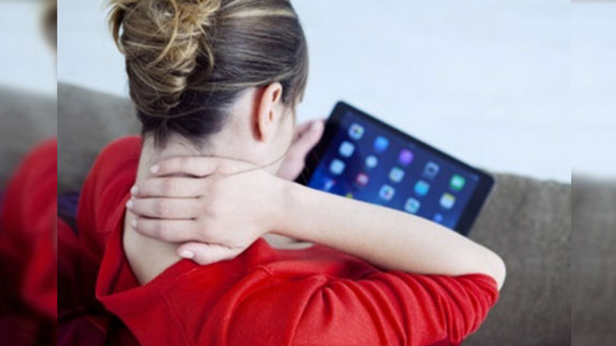 Aparatos electrónicos causan dolor de cuello a la mitad de la población