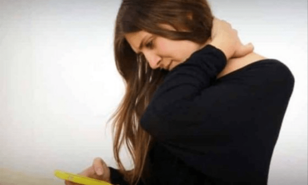 Aparatos electrónicos causan dolor de cuello a la mitad de la población - dolor-de-cuello-dispositivos