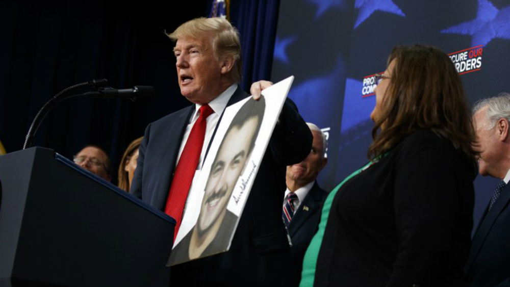 Se lanza Trump contra críticos de la separación de familias migrantes