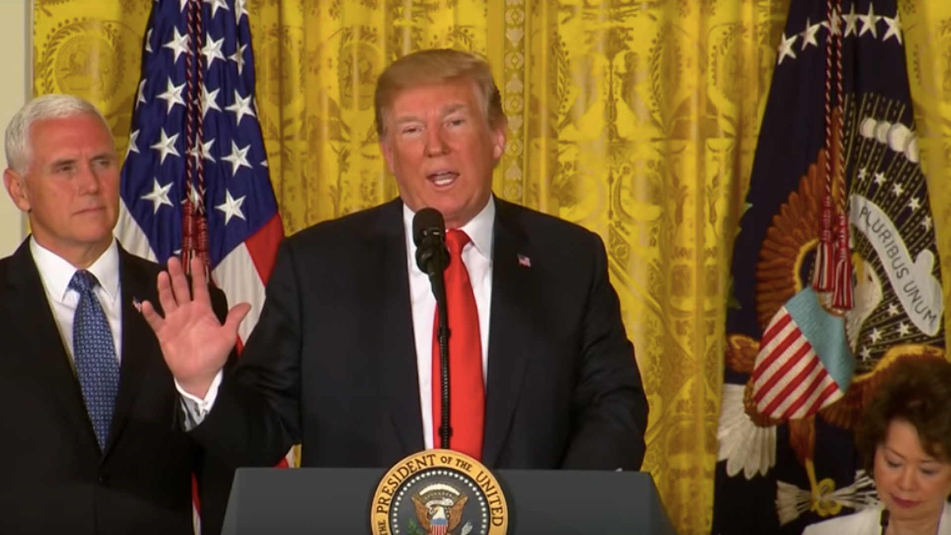 Trump amenaza con imponer aranceles a autos de UE por 300 mil mdd