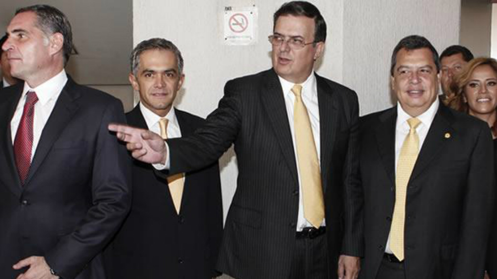 Ebrard acusa a Mancera de asignar contratos directos a Rioboó