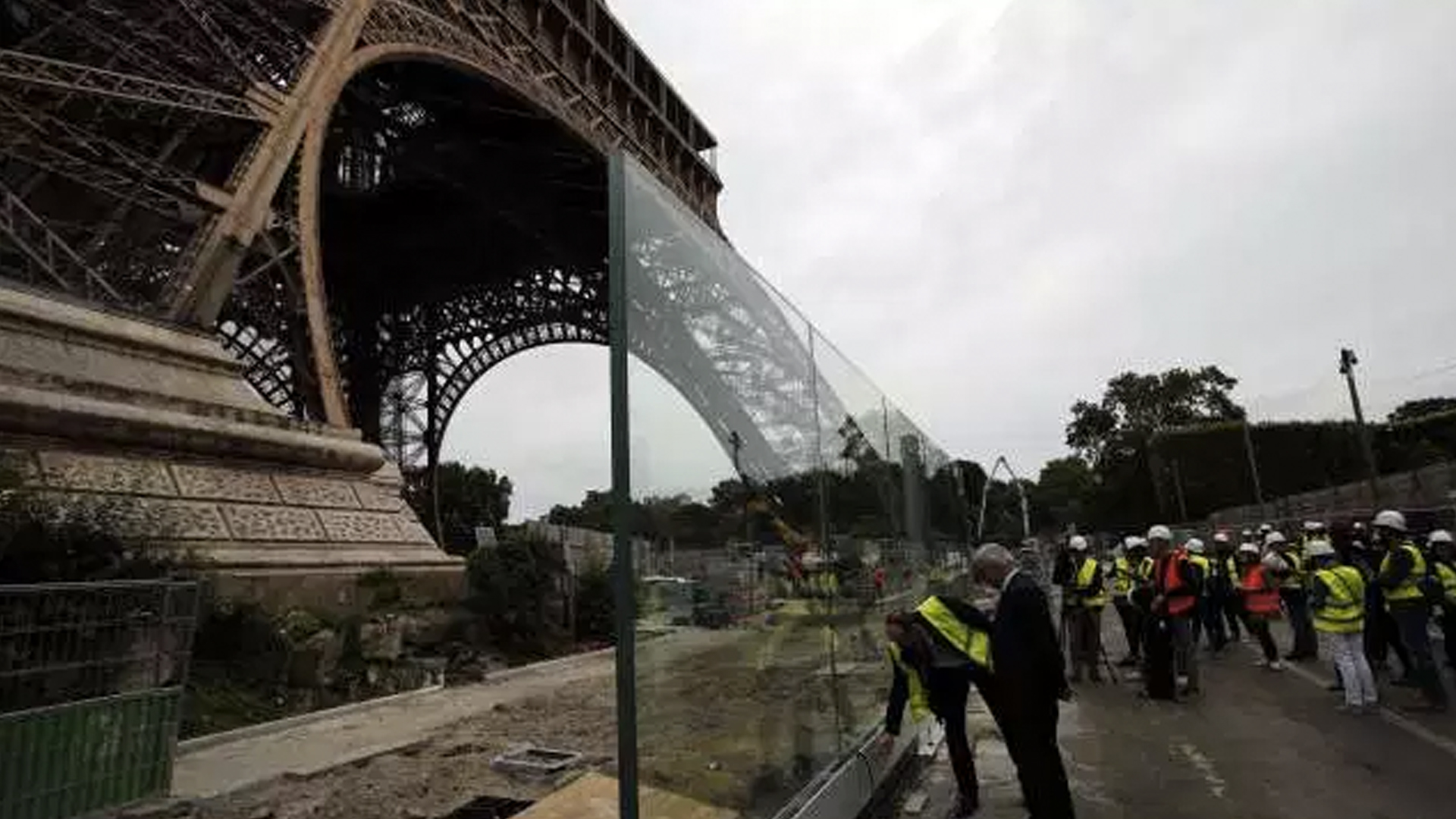 Colocan cristales a prueba de balas en la Torre Eiffel - eiffel-tower