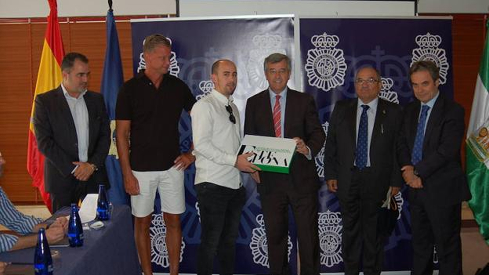 Empleado de supermercado devuelve cartera con más de cinco mil euros - empleado-supermercado-devuelve-cartera-2