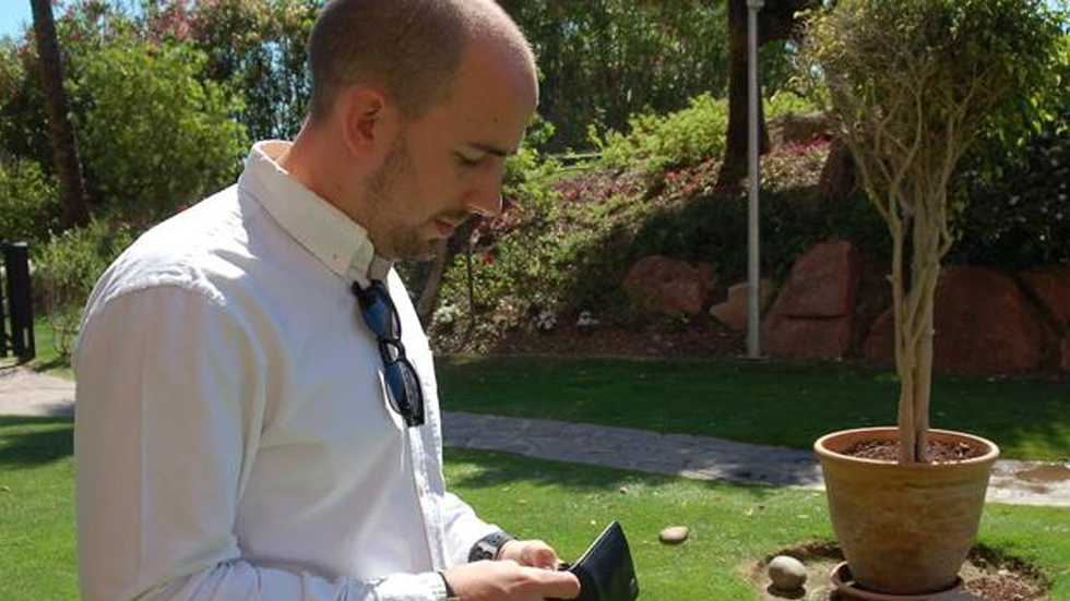 Empleado de supermercado devuelve cartera con más de cinco mil euros