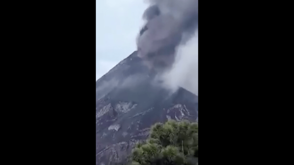 El momento en que hace erupción el volcán de Fuego en Guatemala El momento en que hace erupción el volcán de Fuego en Guatemala