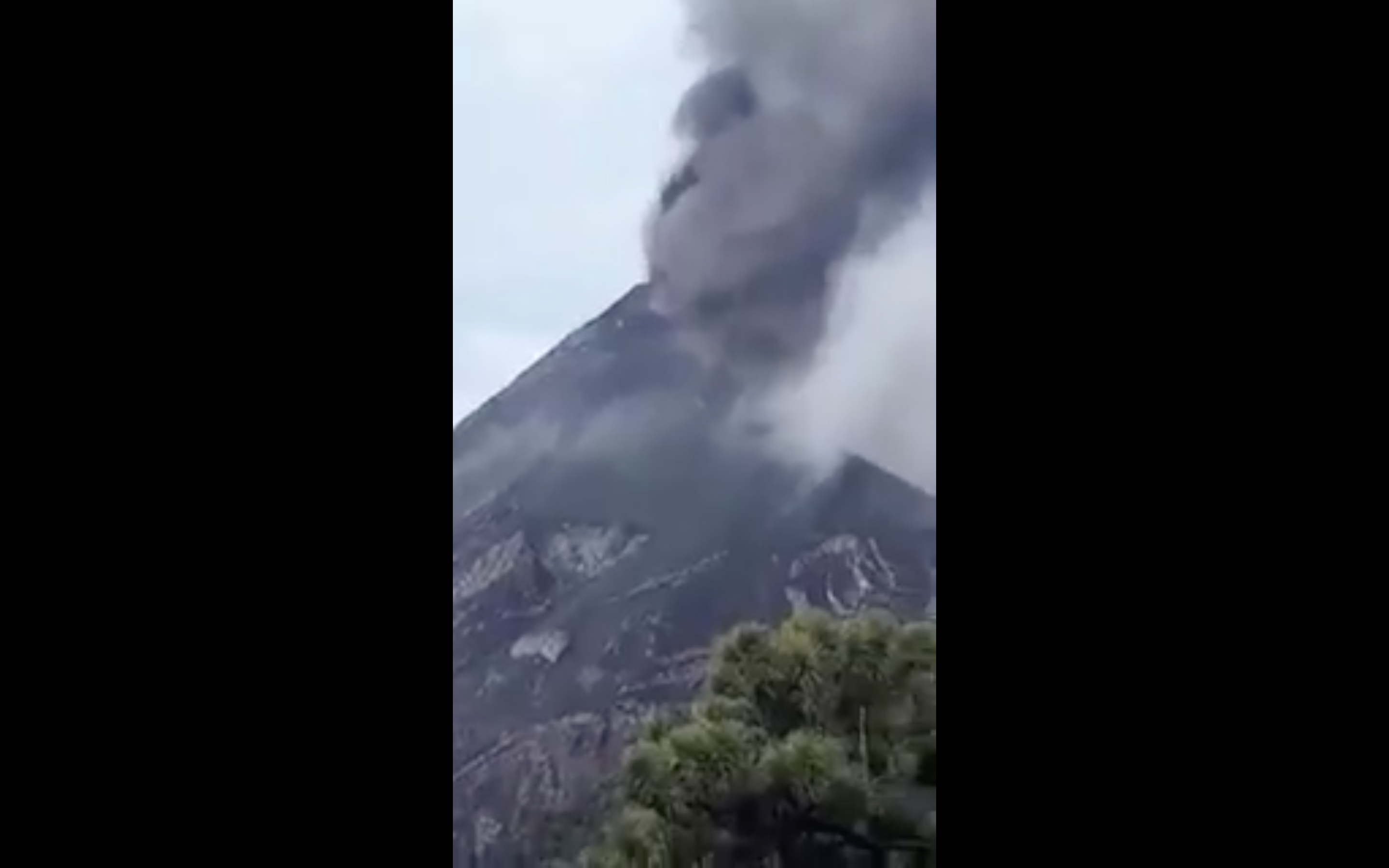#VIDEO El momento en que hace erupción el volcán de Fuego en Guatemala