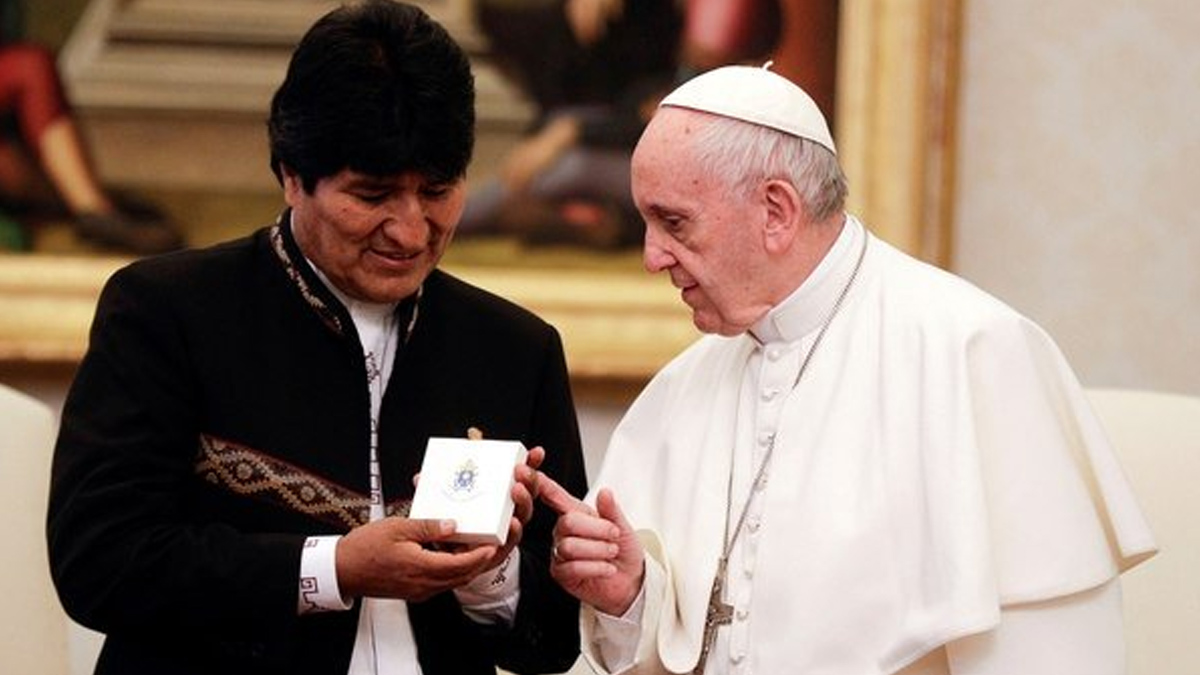 Evo Morales y el papa Francisco conversan sobre el Mundial