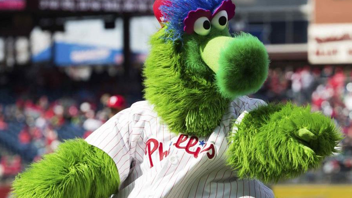 Mascota de los Philies lesiona a mujer con hot dog