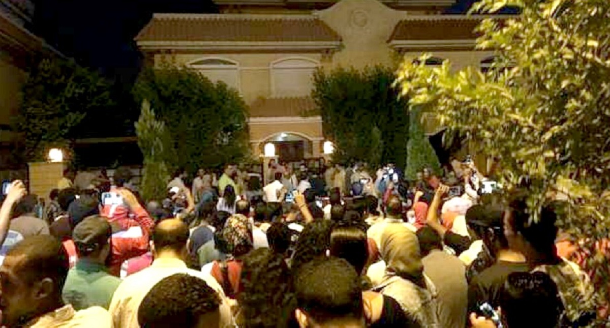 Filtran dirección de Salah y cientos de aficionados lo visitan