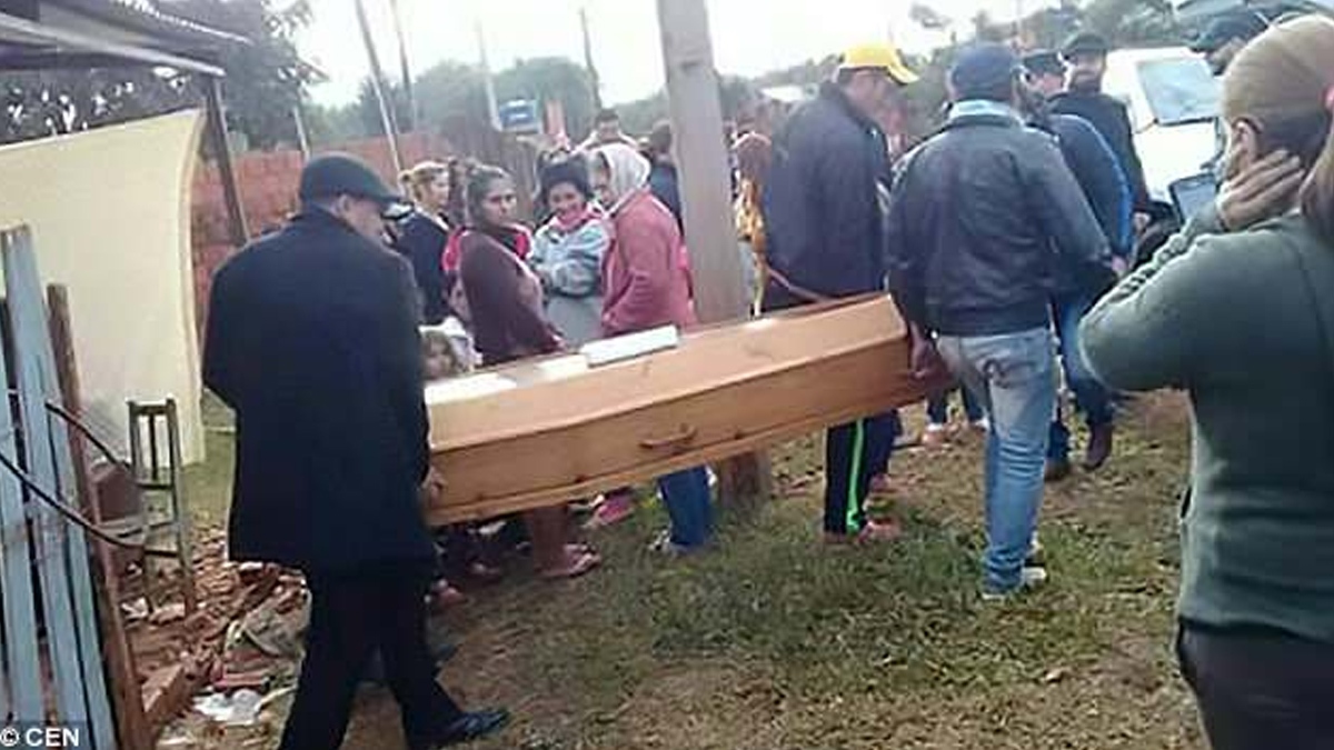 Joven reaparece con vida en su funeral