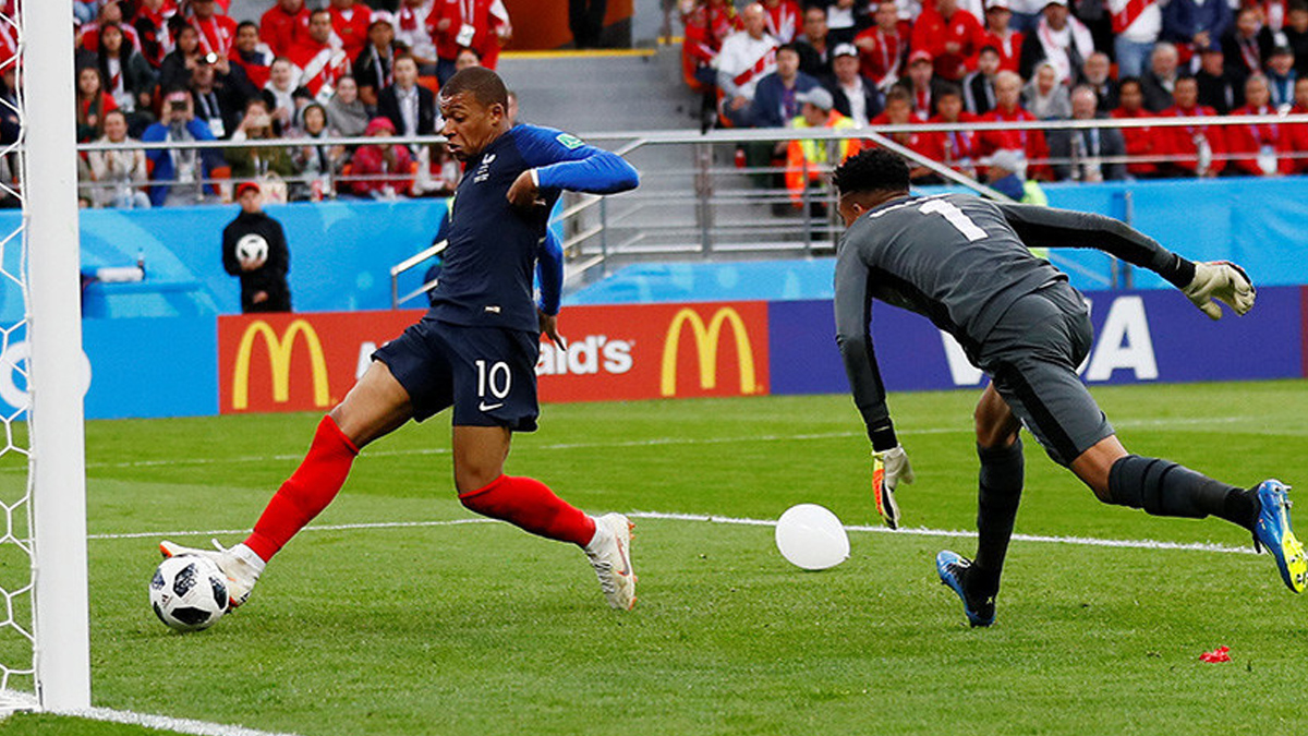 Francia clasifica y elimina a Perú