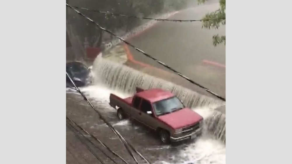 #Video Presa se desborda e inunda calles de la ciudad de Guanajuato