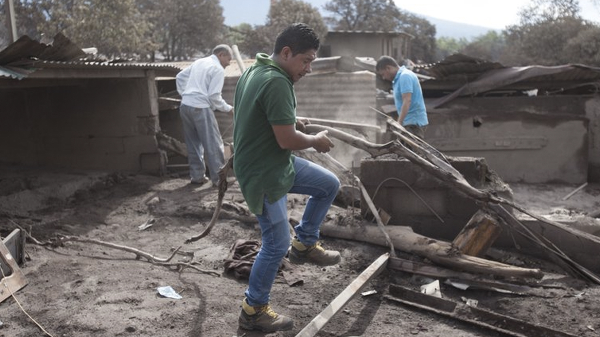 Aumentan a 109 muertos por erupción en Guatemala; suspenden búsqueda por mal clima - guatemala