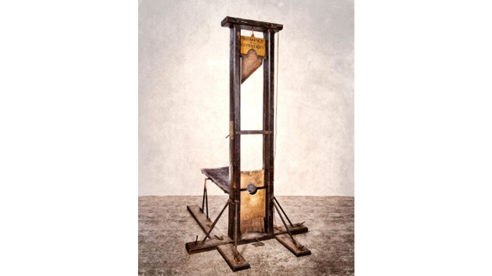 Francia intentará frenar subasta de Guillotina del siglo XIX