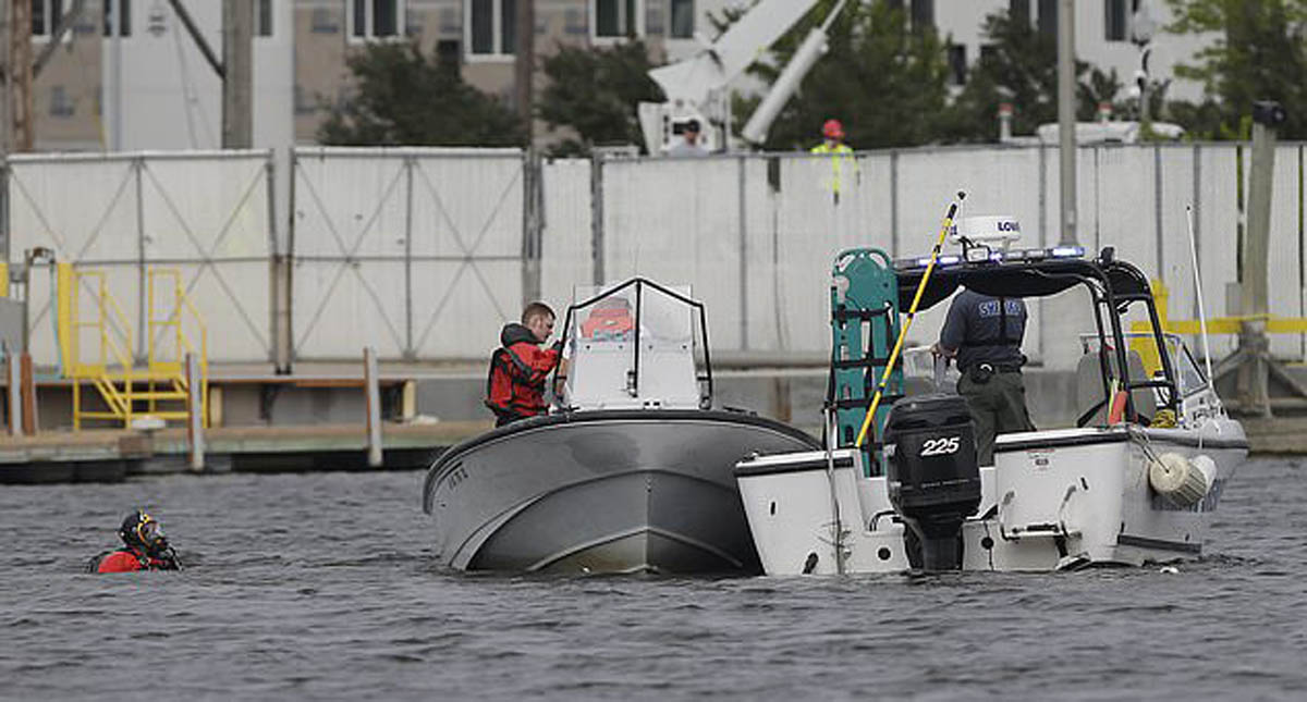 Piloto de helicóptero muere tras desplomarse por choque con cables - helicoptero-choca-con-cables-de-luz-y-se-hunde-en-rio
