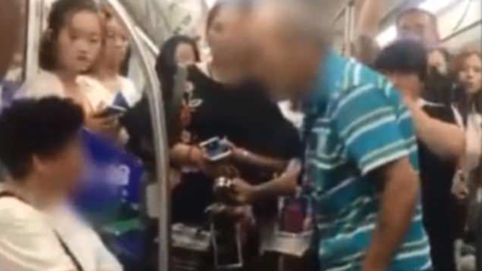 #Video Anciano abofetea a mujer por no ceder asiento en el metro de China