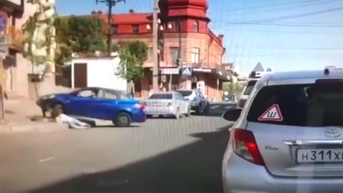 #Video Mujer pide el divorcio a su esposo y este la atropella